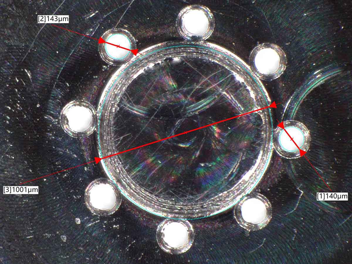 ステンレス材にΦ0.14の微細穴を貫通