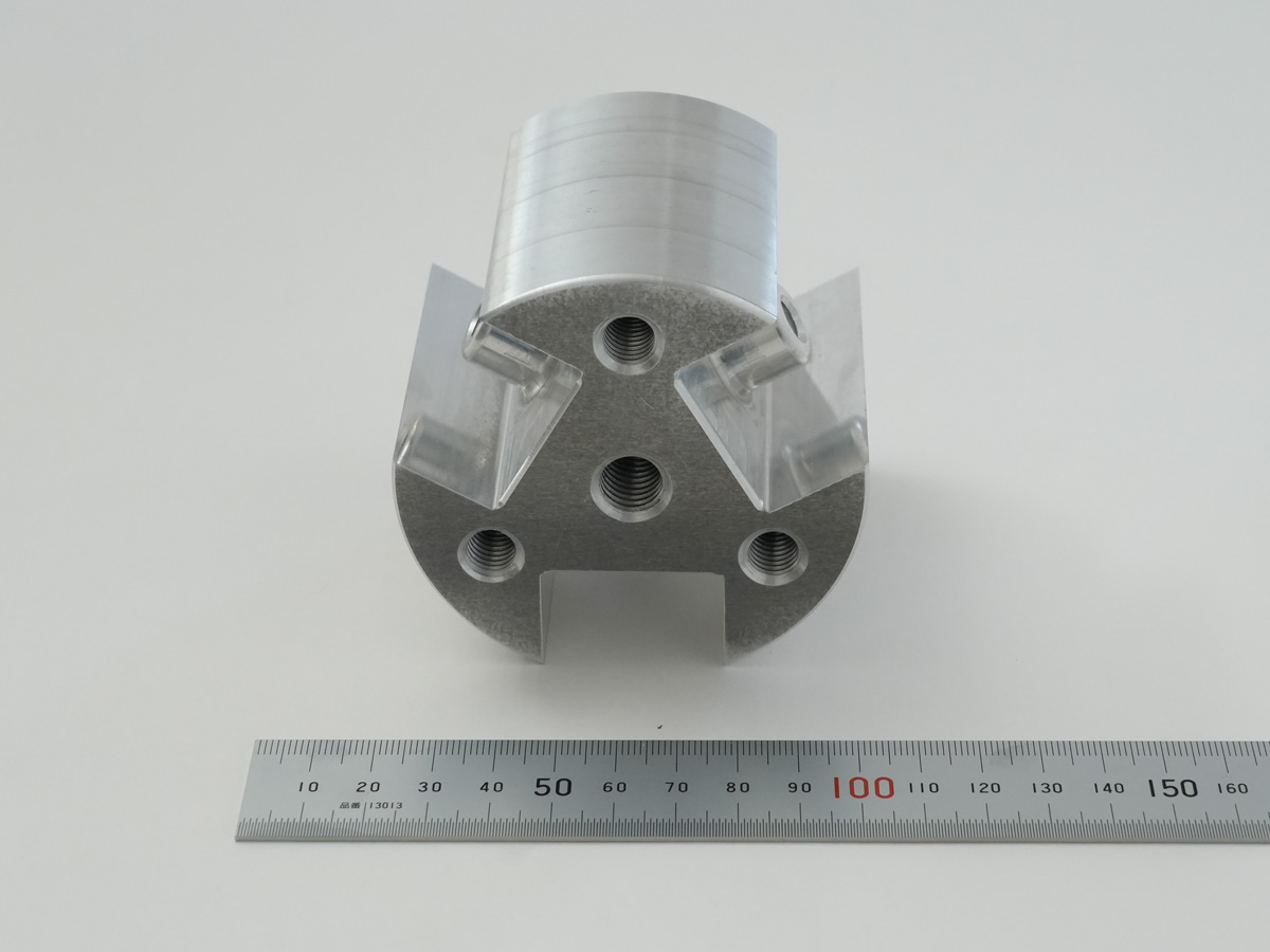 複雑形状を3軸加工で実現することで精度ブレを抑えたアルミ加工品
